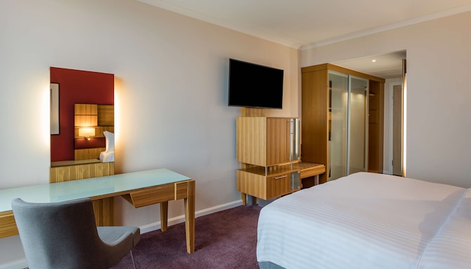 Radisson Blu Hotel, London Stansted Airport - Superior Room with runway view