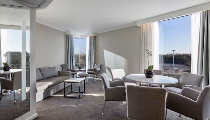 Radisson Blu Hotel, London Stansted Airport - One Bedroom Suite living space