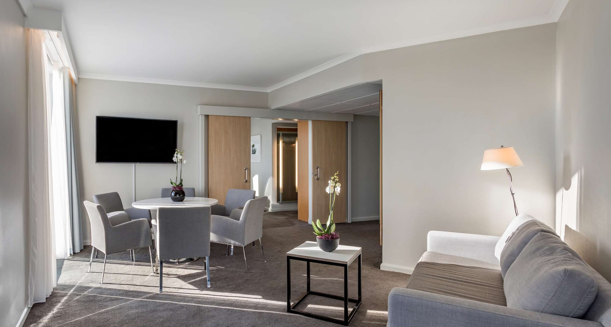 Radisson Blu Hotel, London Stansted Airport - One Bedroom Suite living space