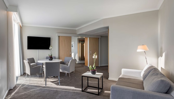 Radisson Blu Hotel, London Stansted Airport - One Bedroom Suite living space