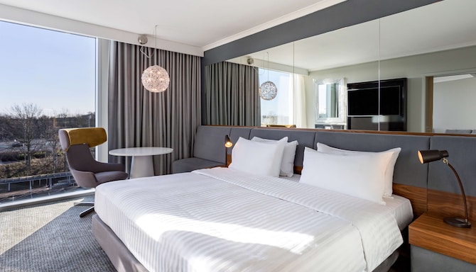 Radisson Blu Hotel, London Stansted Airport - One Bedroom Suite bedroom
