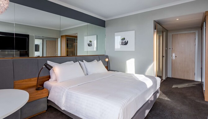 Radisson Blu Hotel, London Stansted Airport - One Bedroom Suite bedroom