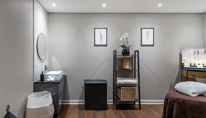 Radisson Blu Hotel, London Stansted Airport - Spa massage and treatment rooms