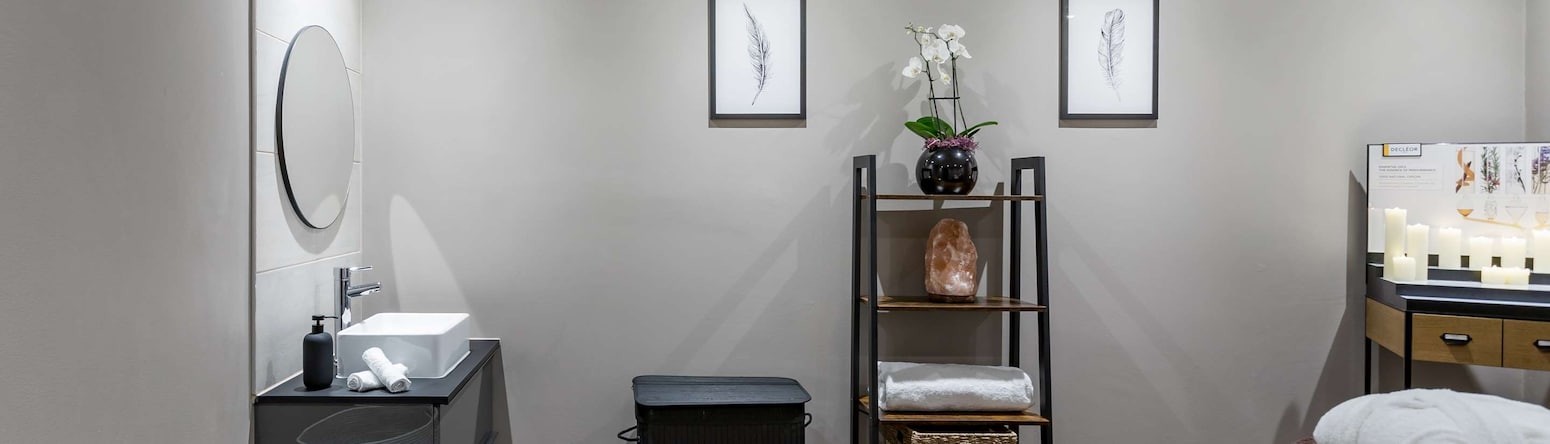 Radisson Blu Hotel, London Stansted Airport - Spa massage and treatment rooms