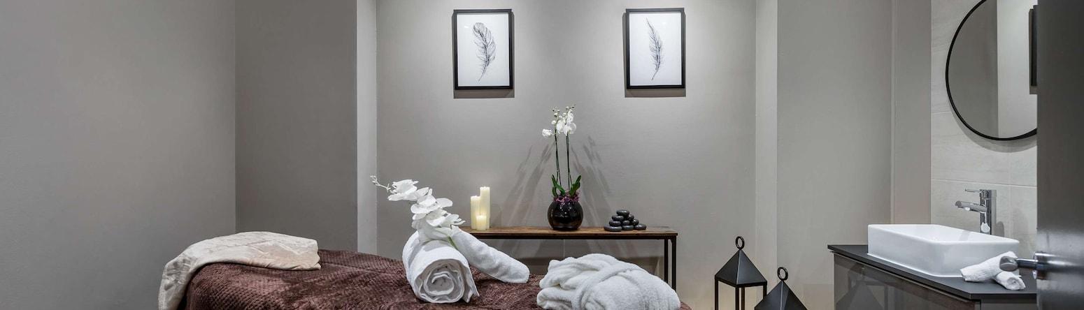 Radisson Blu Hotel, London Stansted Airport - Spa massage & treatment rooms