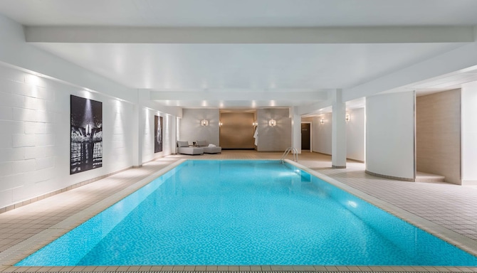 Radisson Blu Hotel, London Stansted Airport - Indoor pool