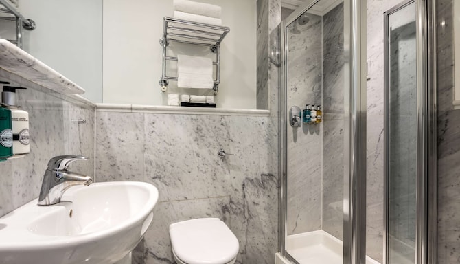 Radisson Blu Hotel, London Tottenham Court Road - Badezimmer eines Gästezimmers