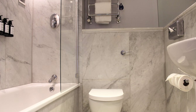 Radisson Blu Hotel, London Tottenham Court Road - Bad im Gästezimmer