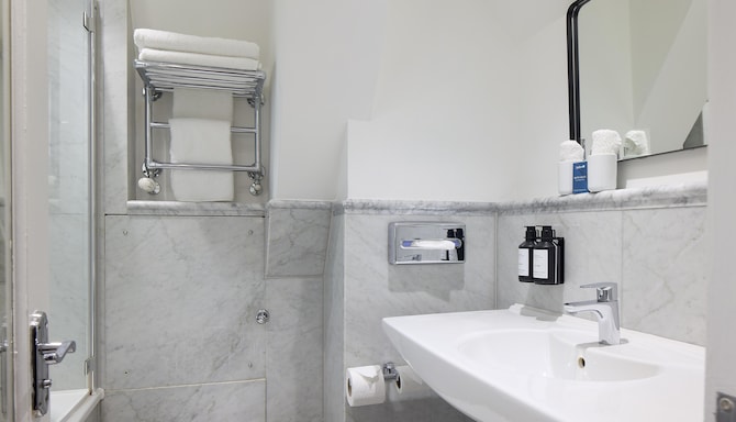 Radisson Blu Hotel, London Tottenham Court Road - Bad im Gästezimmer