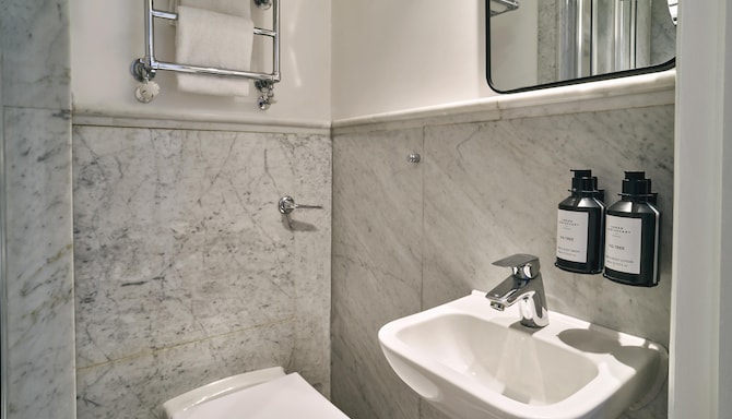 Radisson Blu Hotel, London Tottenham Court Road - Cosy Double Room - Bathroom