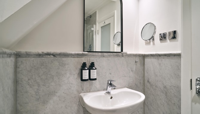 Radisson Blu Hotel, London Tottenham Court Road - Standard Twin Room - Bathroom