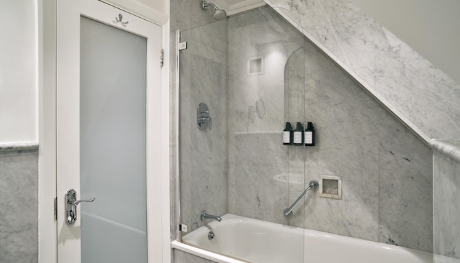 Radisson Blu Hotel, London Tottenham Court Road - Standard Twin Room - Bathroom