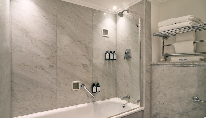 Radisson Blu Hotel, London Tottenham Court Road - Premium Room - Bathroom