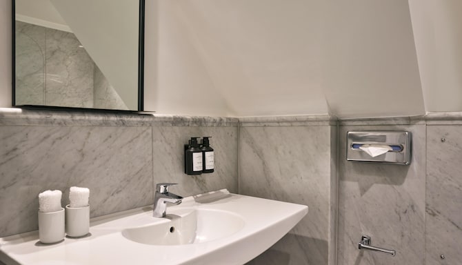 Radisson Blu Hotel, London Tottenham Court Road - Premium Room - Bathroom
