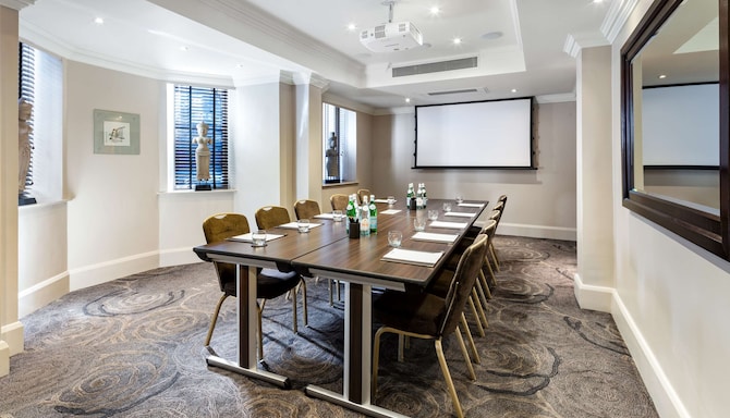 Radisson Blu Kenilworth Hotel, London - Meeting Room - Private Room 15