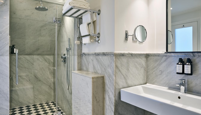 Radisson Blu Hotel, London Tottenham Court Road - Junior Suite - Bathroom