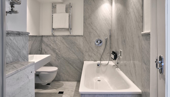 Radisson Blu Hotel, London Tottenham Court Road - Junior Suite - Bathroom