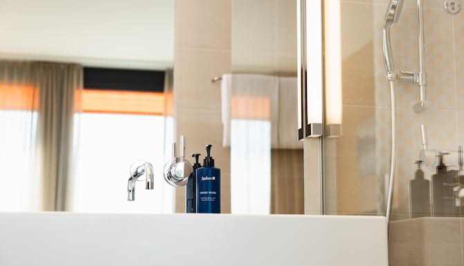 Radisson Blu Hotel, Lucerne - Bathroom details
