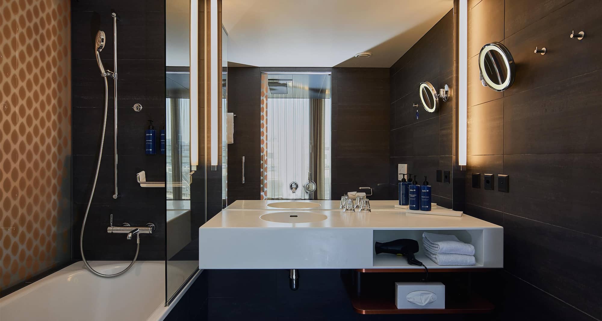 Radisson Blu Hotel, Lucerne - Premium Room Bath