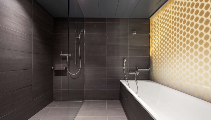 Radisson Blu Hotel, Lucerne - Suite Bathroom