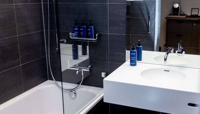 Radisson Blu Hotel, Lucerne - Junior Suite Bathroom