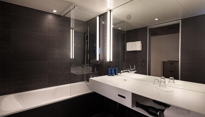 Radisson Blu Hotel, Lucerne - Junior Suite Bathroom