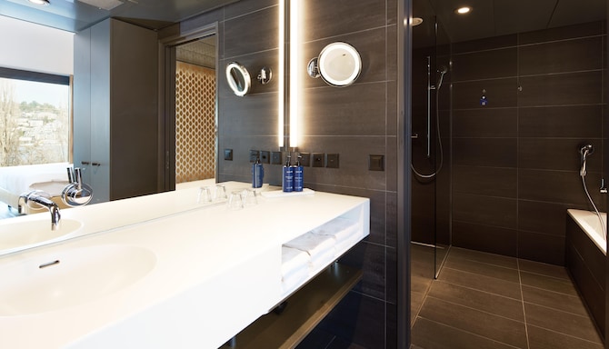 Radisson Blu Hotel, Lucerne - Suite Washbasin
