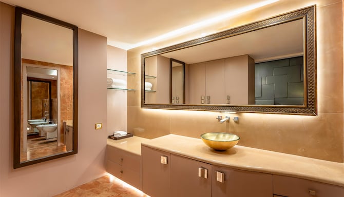 Radisson Blu Hotel, Ludhiana - Junior Suite bathroom
