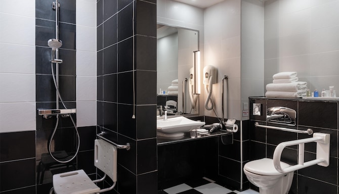 Radisson Blu Hotel, Lusaka - Accessible Bathroom