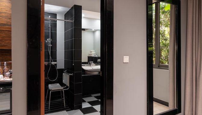 Radisson Blu Hotel, Lusaka - Accessible Bathroom
