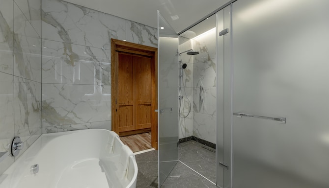 Radisson Blu Hotel, Lusaka - Presidential Suite Bathroom and Shower