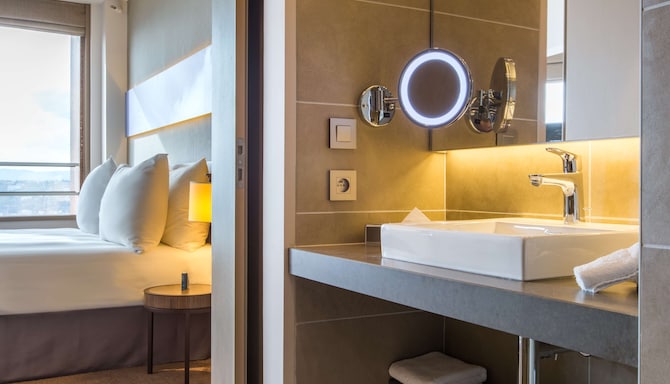 Radisson Blu Hotel, Lyon - Guest room bathroom