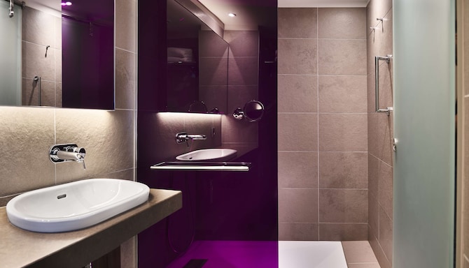 Radisson Blu Hotel, Lyon - Premium Room bathroom
