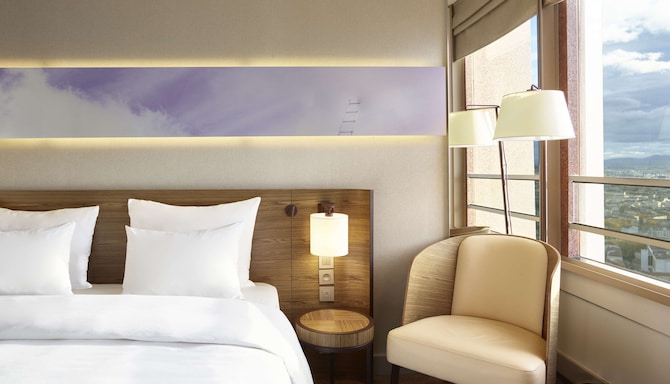 Radisson Blu Hotel, Lyon - Premium Room with panoramic city view