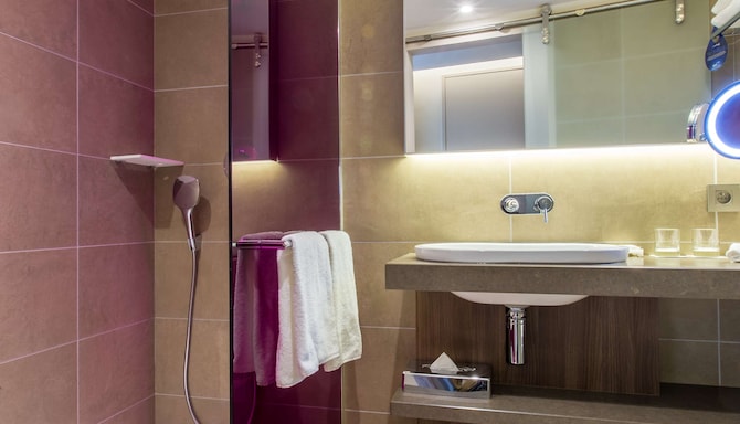 Radisson Blu Hotel, Lyon - Suite bathroom
