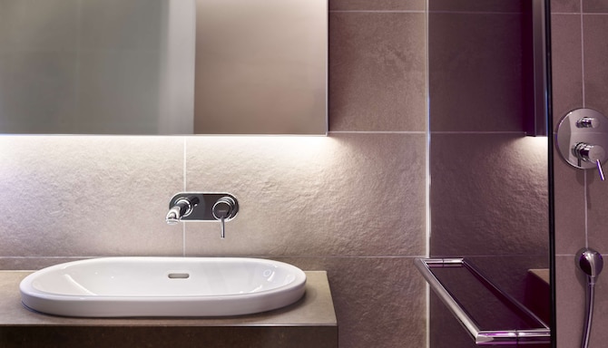 Radisson Blu Hotel, Lyon - Junior Suite bathroom