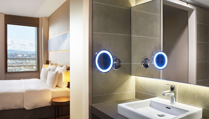 Radisson Blu Hotel, Lyon - Junior Suite bathroom