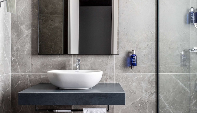 Radisson Blu Hotel, Madrid Prado - Superior Room bathroom