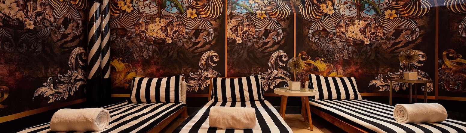 Radisson Blu Hotel, Madrid Prado - Spa loungers