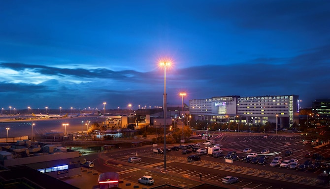 Radisson Blu Hotel Manchester, Airport - Hotel exterior and parking lot