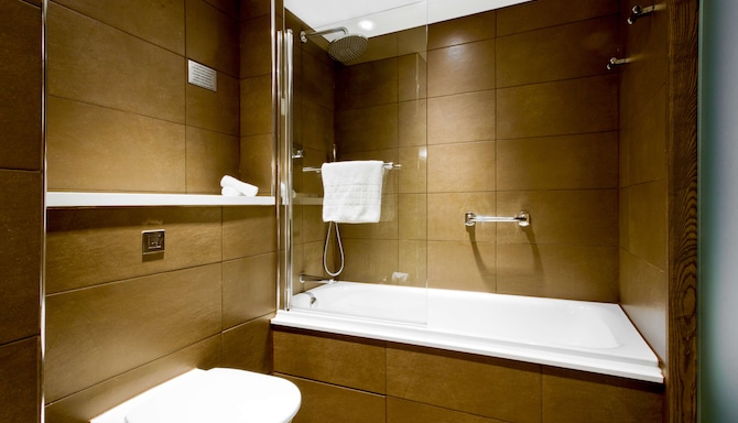 Radisson Blu Hotel Manchester, Airport - Bathroom - Premium Room