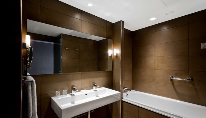 Radisson Blu Hotel Manchester, Airport - Bathroom - Family Room