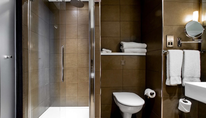 Radisson Blu Hotel Manchester, Airport - Bathroom - Family Room