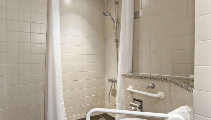 Radisson Blu Hotel Manchester, Airport - Accessible Bathroom - Superior Twin Room