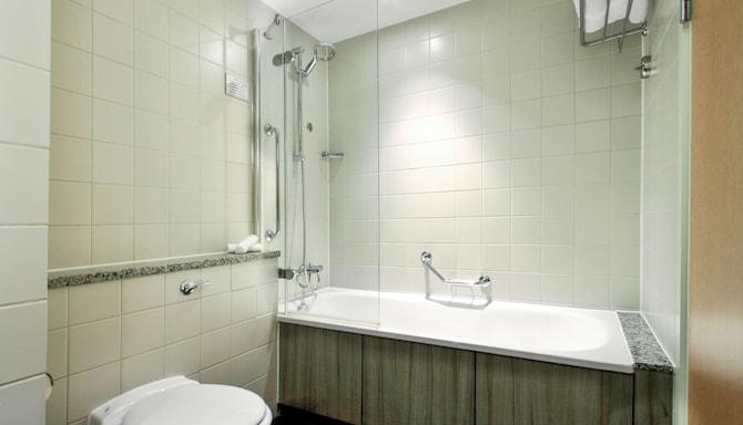 Radisson Blu Hotel Manchester, Airport - Bathroom