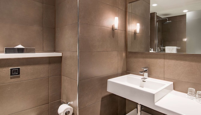 Radisson Blu Hotel, Manchester Airport - Premium Room bathroom