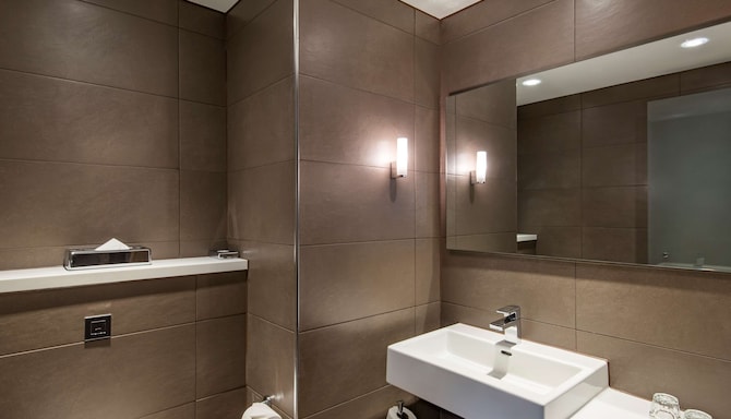 Radisson Blu Hotel, Manchester Airport - Family Room bathroom