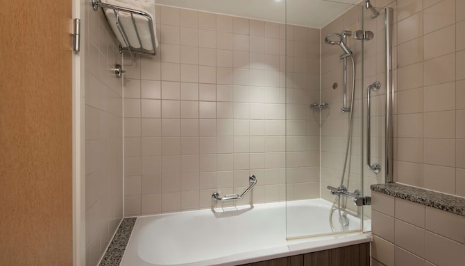 Radisson Blu Hotel, Manchester Airport - Guest bathroom