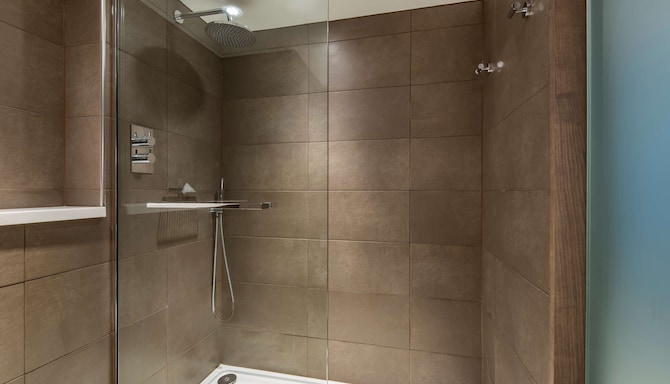 Radisson Blu Hotel, Manchester Airport - Guest bathroom