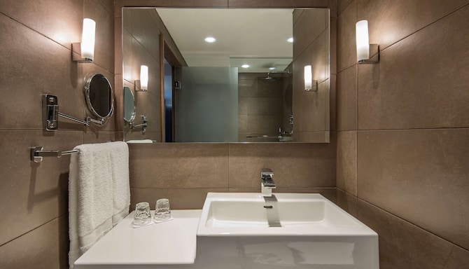 Radisson Blu Hotel, Manchester Airport - Guest room bathroom